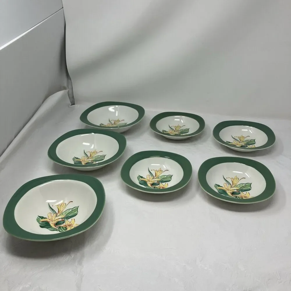 Taylor Smith Taylor Conversation Day Lily Bowls Lot Of 4 Berry Desert & 3 Cereal